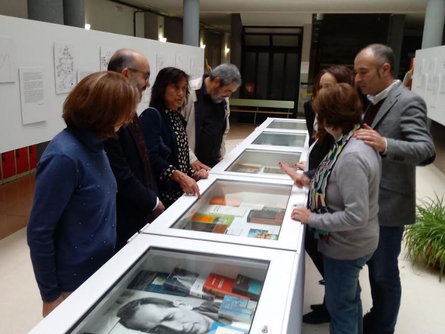 Inauguradas las exposiciones sobre Miguel Delibes en el Instituto de Vegadeo