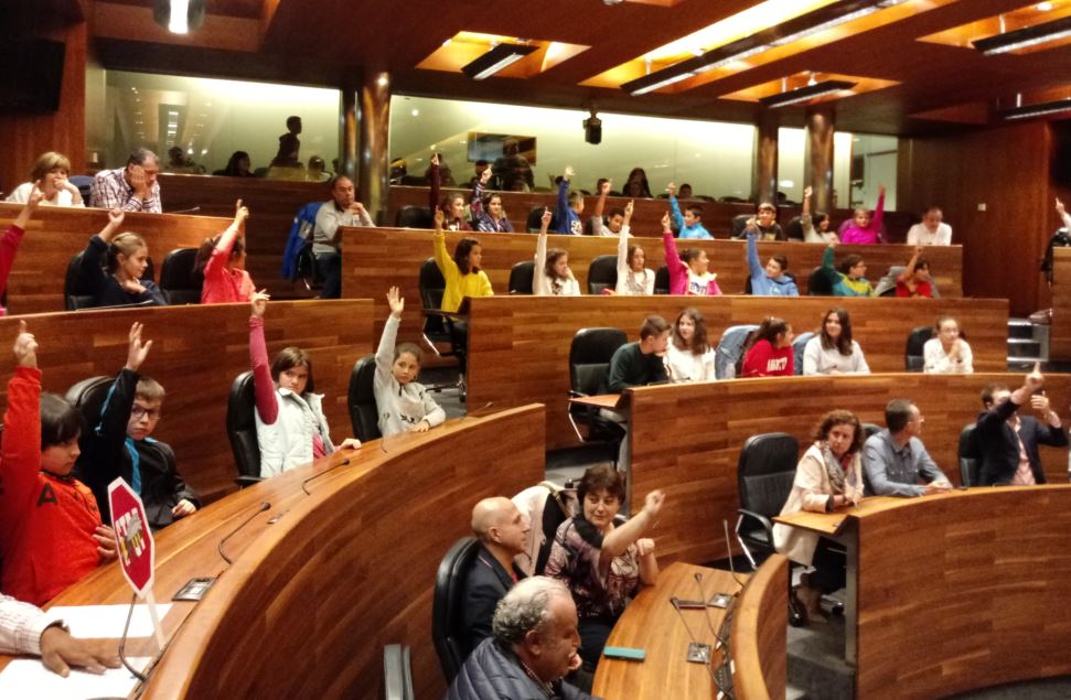 Los estudiantes de la comarca Oscos-Eo diputados por un día en el Parlamento de Asturias