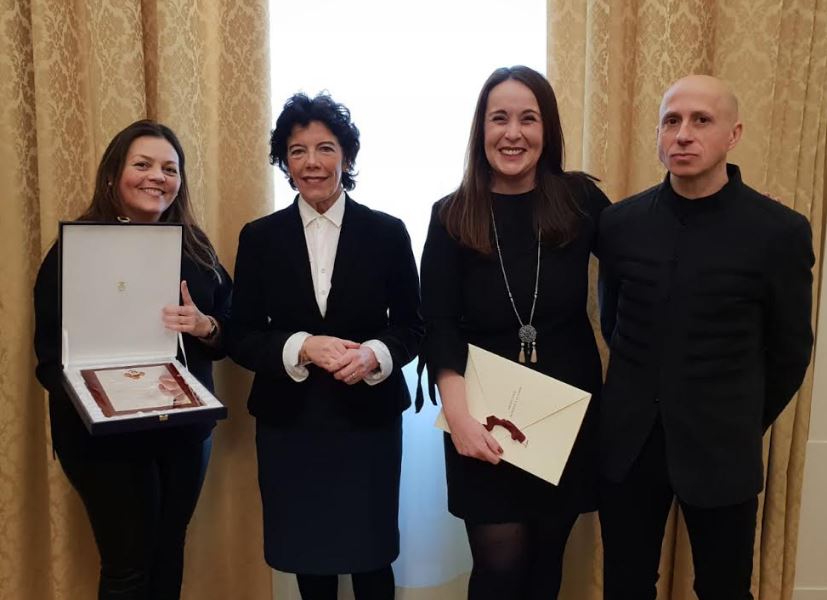 La ministra de Educación entrega la Placa de Honor de la Orden de Alfonso X El Sabio al instituto de Vegadeo