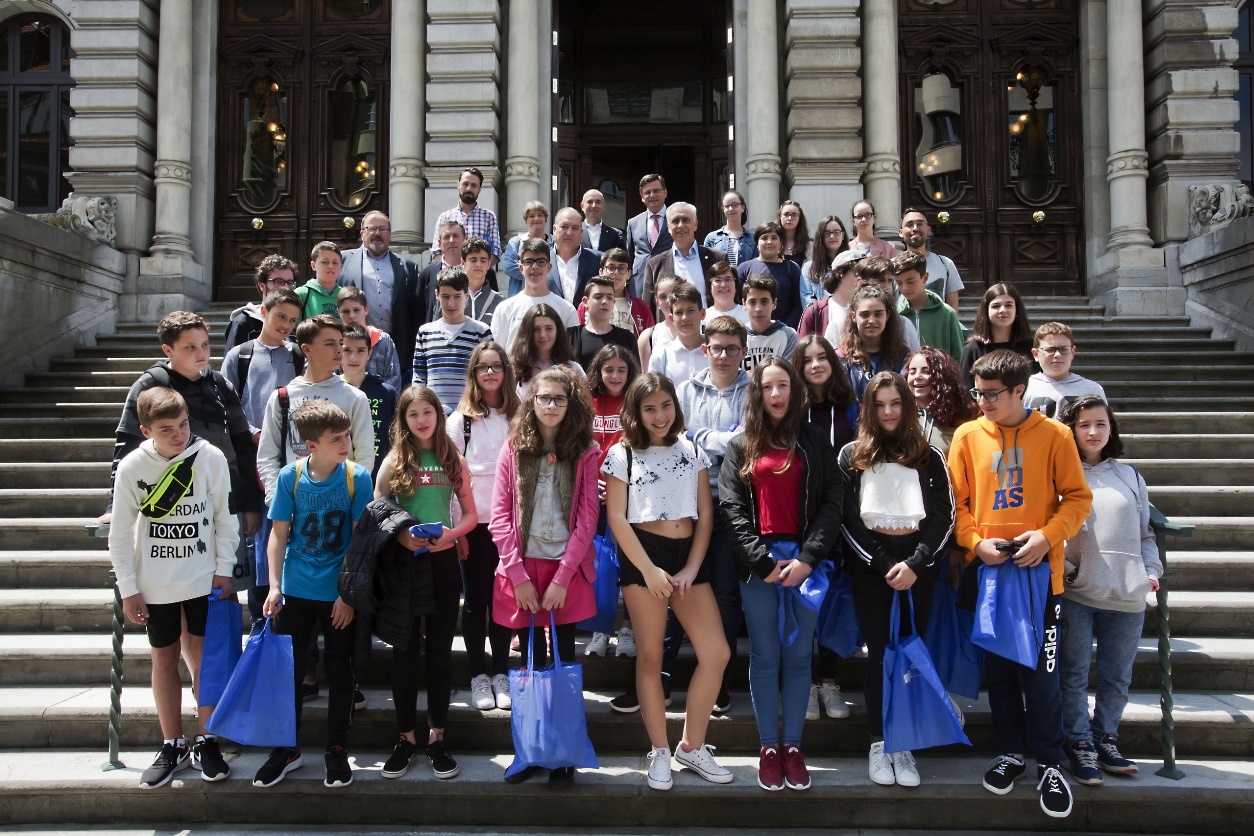 20170531 OVIEDO.- JGPA. Visita de 41 escolares de los municipios gallegos de A Fonsagrada y A Pontenova a la Junta General del Principado, donde serán recibidos por su presidente, Pedro Sanjurjo. La visita se enmarca en las actividades del proyecto Reserva de la Biosfera, Río Eo Oscos y Terras de Burón: punto de encuentro entre Asturias y Galicia que forma parte del programa del IX Foro Comunicación y Escuela organizado por el Departamento de Lengua Española del IES “Elisa y Luis Villamil” de Vegadeo.