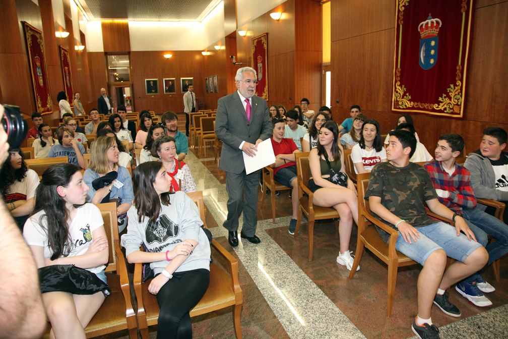 Miguel Santalices, recibe ao alumnado participante no IX Foro Comunicación e Escola do IES Elisa e Luís Villamil de Vegadeo.