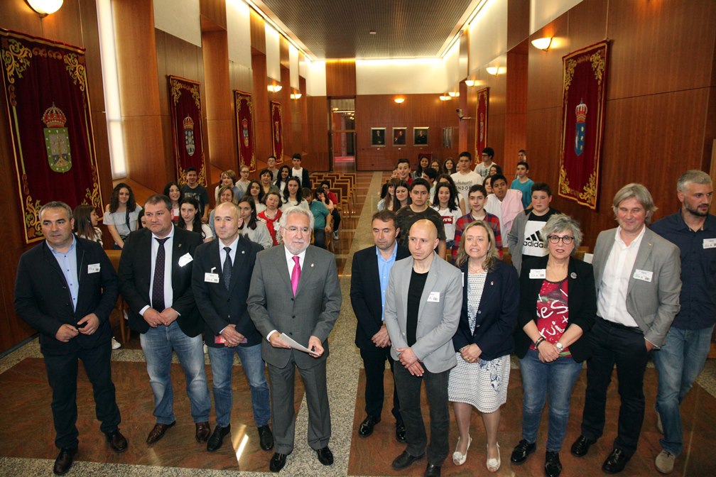 Miguel Santalices, recibe ao alumnado participante no IX Foro Comunicación e Escola do IES Elisa e Luís Villamil de Vegadeo.