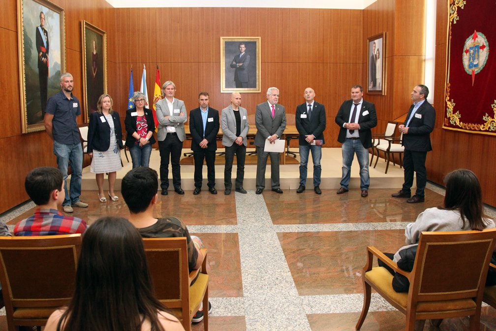 Miguel Santalices, recibe ao alumnado participante no IX Foro Comunicación e Escola do IES Elisa e Luís Villamil de Vegadeo.