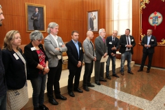 Miguel Santalices, recibe ao alumnado participante no IX Foro Comunicación e Escola do IES Elisa e Luís Villamil de Vegadeo.