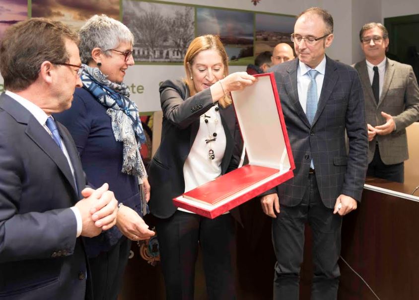 Luis Felipe Fernández, distinguido  con la Cruz de Alfonso X el Sabio